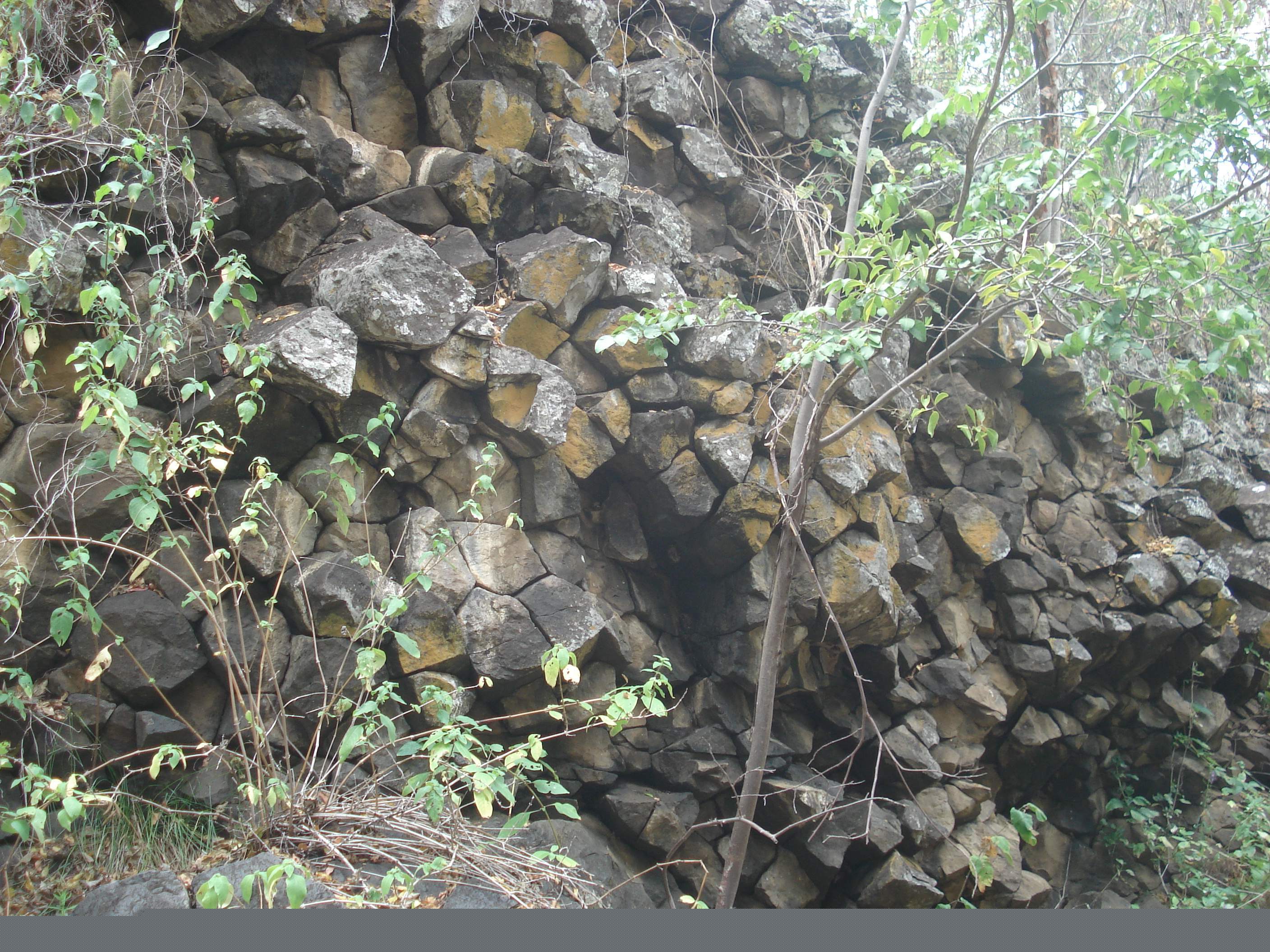 Disjunções colunares de basalto no Vale Vulcânico em Cerro Corá; fotografia de contexto, não é imagem da reportagem